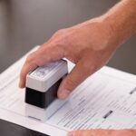 ¿Cuánto cobra un notario público por certificar un documento?