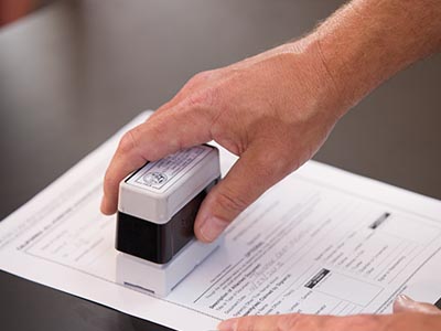 cuanto cobra un notario público por certificar un documento